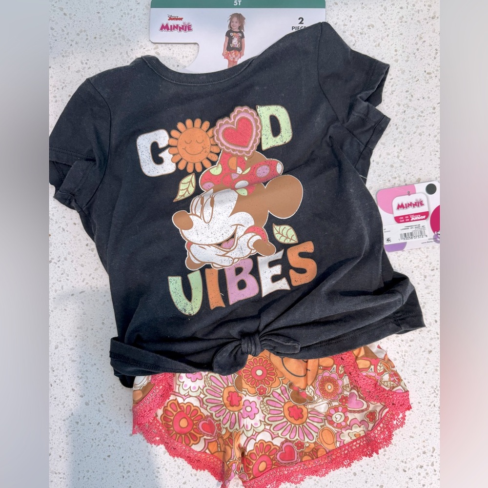 Girl’s Minnie Mouse short set 5T